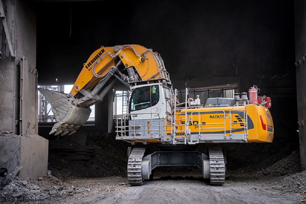 Op vraag van haar klant, ontwikkelde de firma Liebherr een rupsgraafmachine op maat: de Liebherr R 980 SME voor het laden van warme en koude slakken.