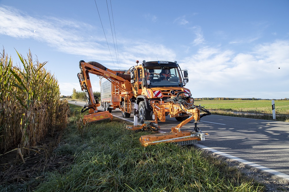 Unimog werktuigdrager met maaier van Mulag